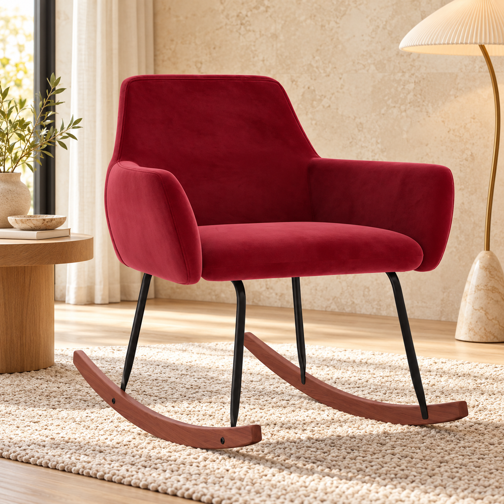 Fauteuil à bascule bordeaux en velours, dans un espace lecture aux tons naturels