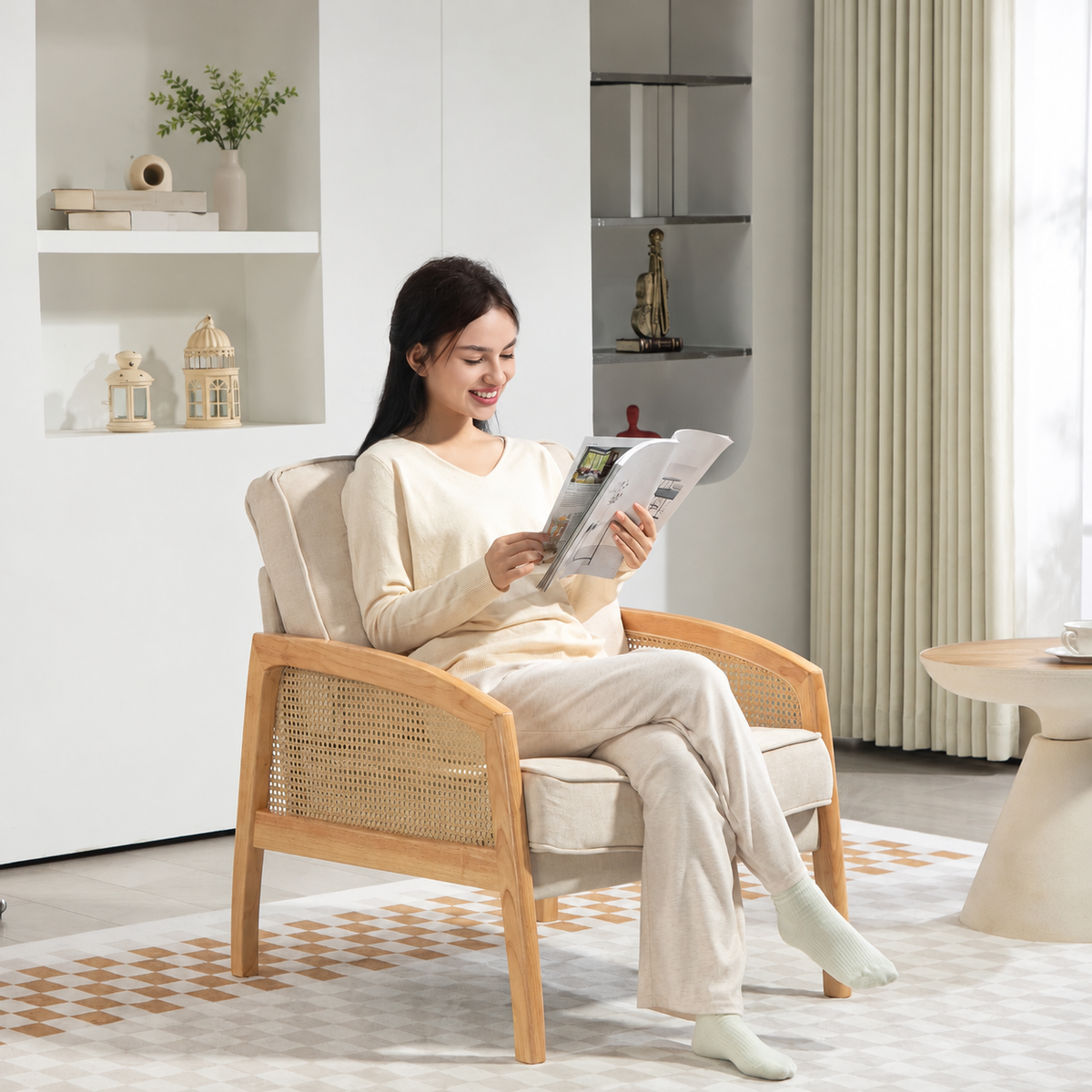 Fauteuil à coussins crème et accoudoirs en bois et cannage, assise utilisée dans un salon