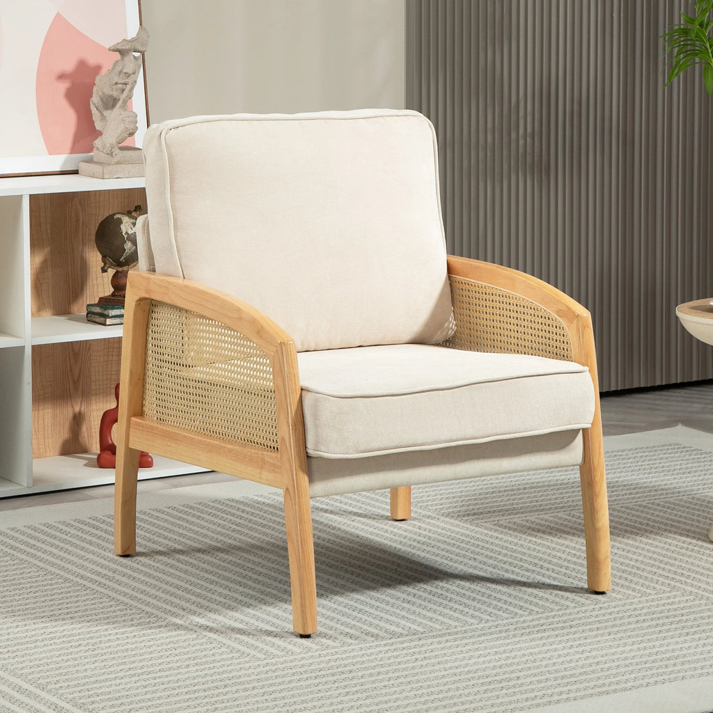Fauteuil à coussins crème et accoudoirs en bois et cannage, dans un salon
