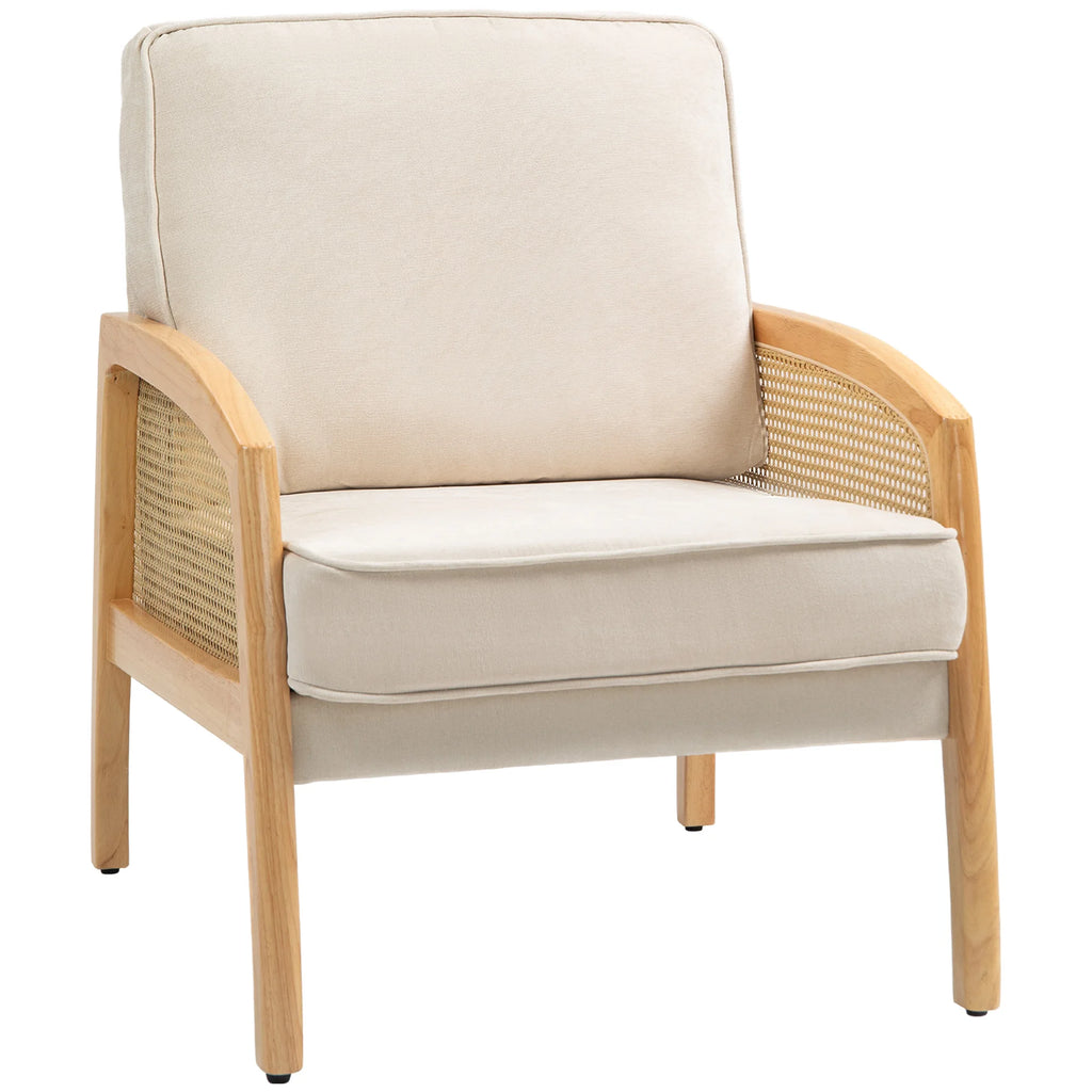 Fauteuil à coussins crème et accoudoirs en bois et cannage, vue sur fond blanc