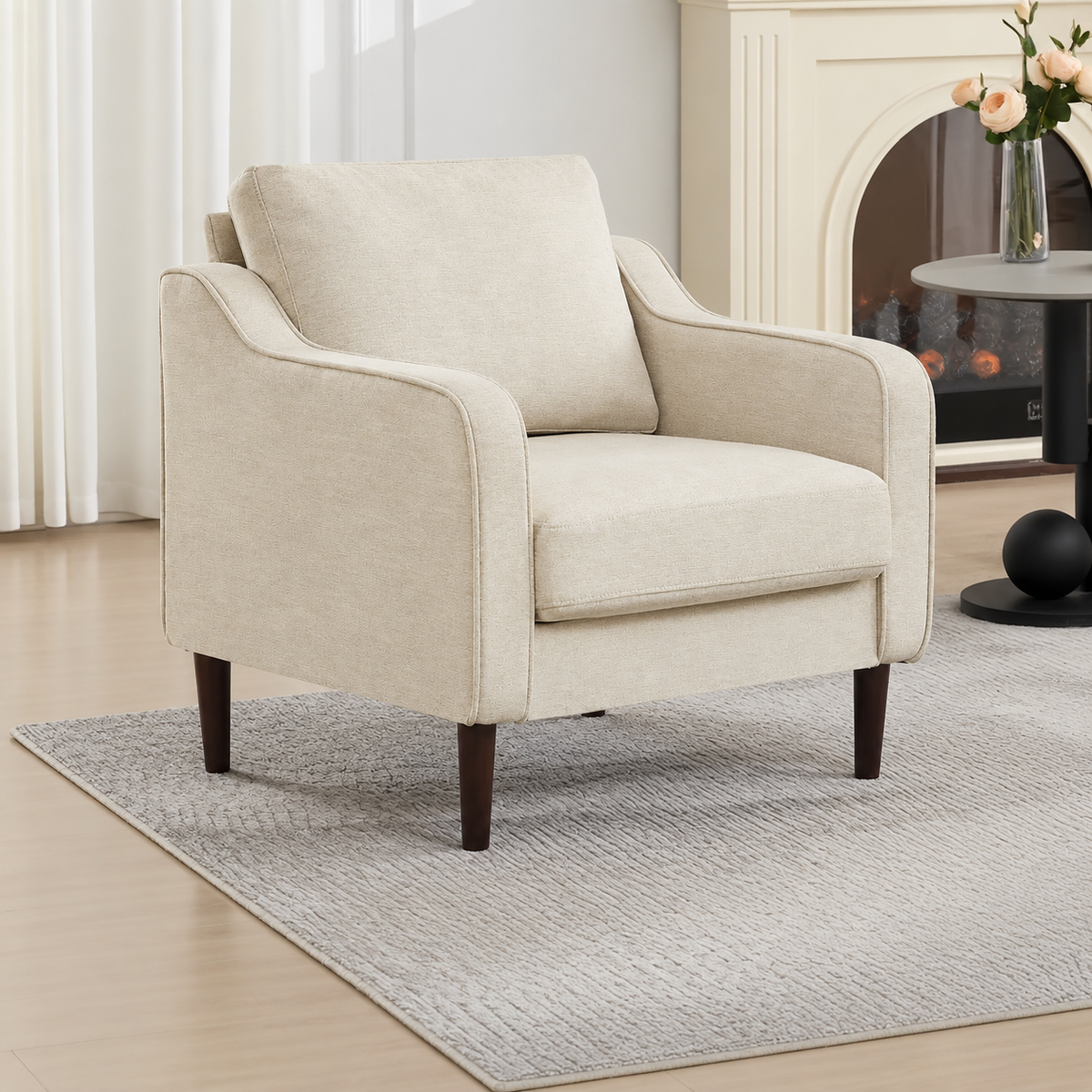 Fauteuil beige à accoudoirs incurvés et pieds en bois, autre vue dans un salon