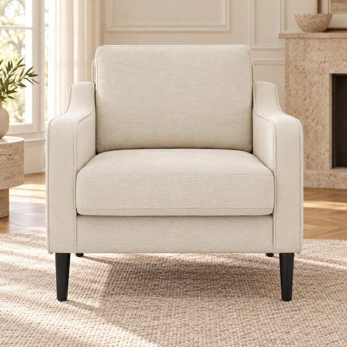 Fauteuil beige à accoudoirs incurvés et pieds en bois, autre angle dans un salon lumineux