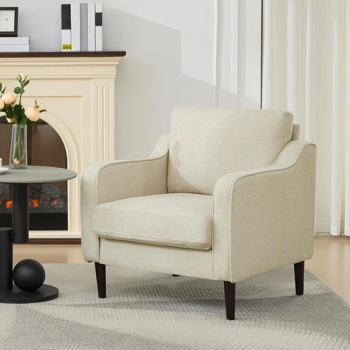Fauteuil beige à accoudoirs incurvés et pieds en bois, dans un salon