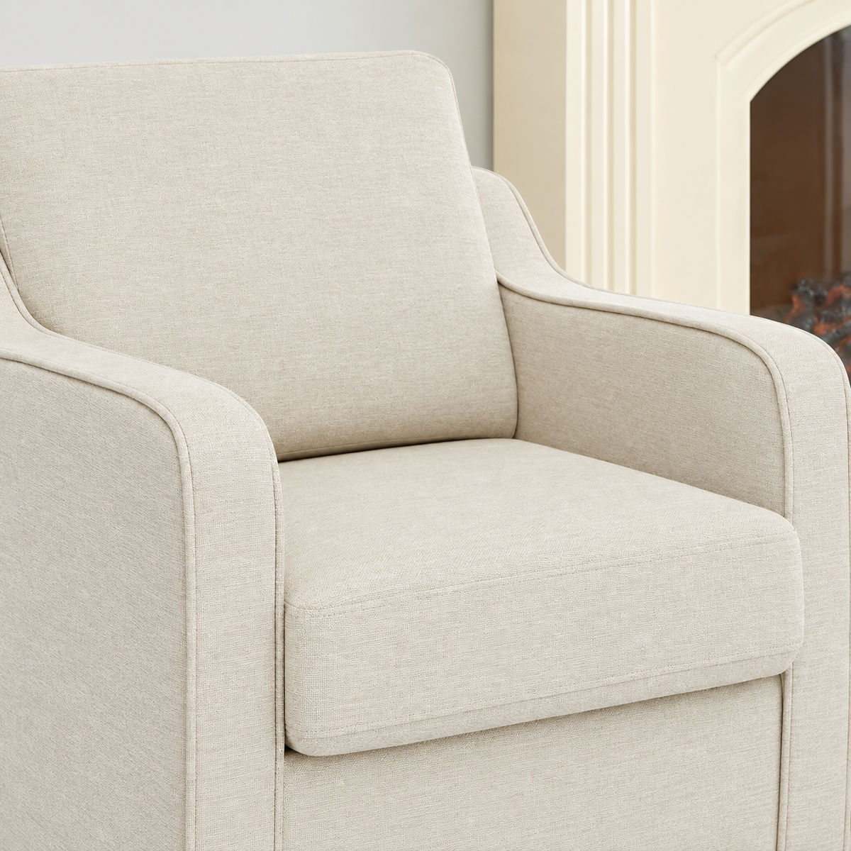 Fauteuil beige à accoudoirs incurvés et pieds en bois, détail du tissu et des accoudoirs