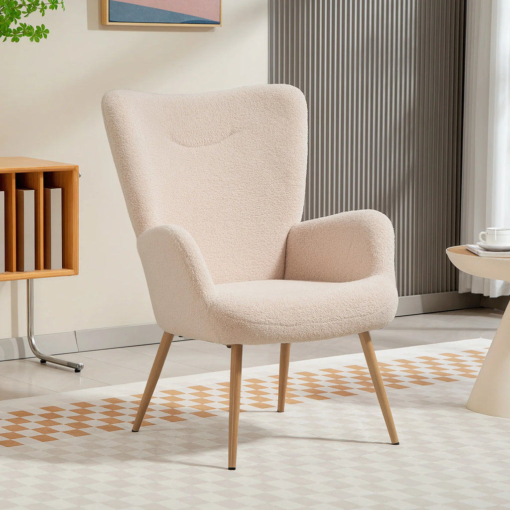 Fauteuil beige à oreilles, dans un salon