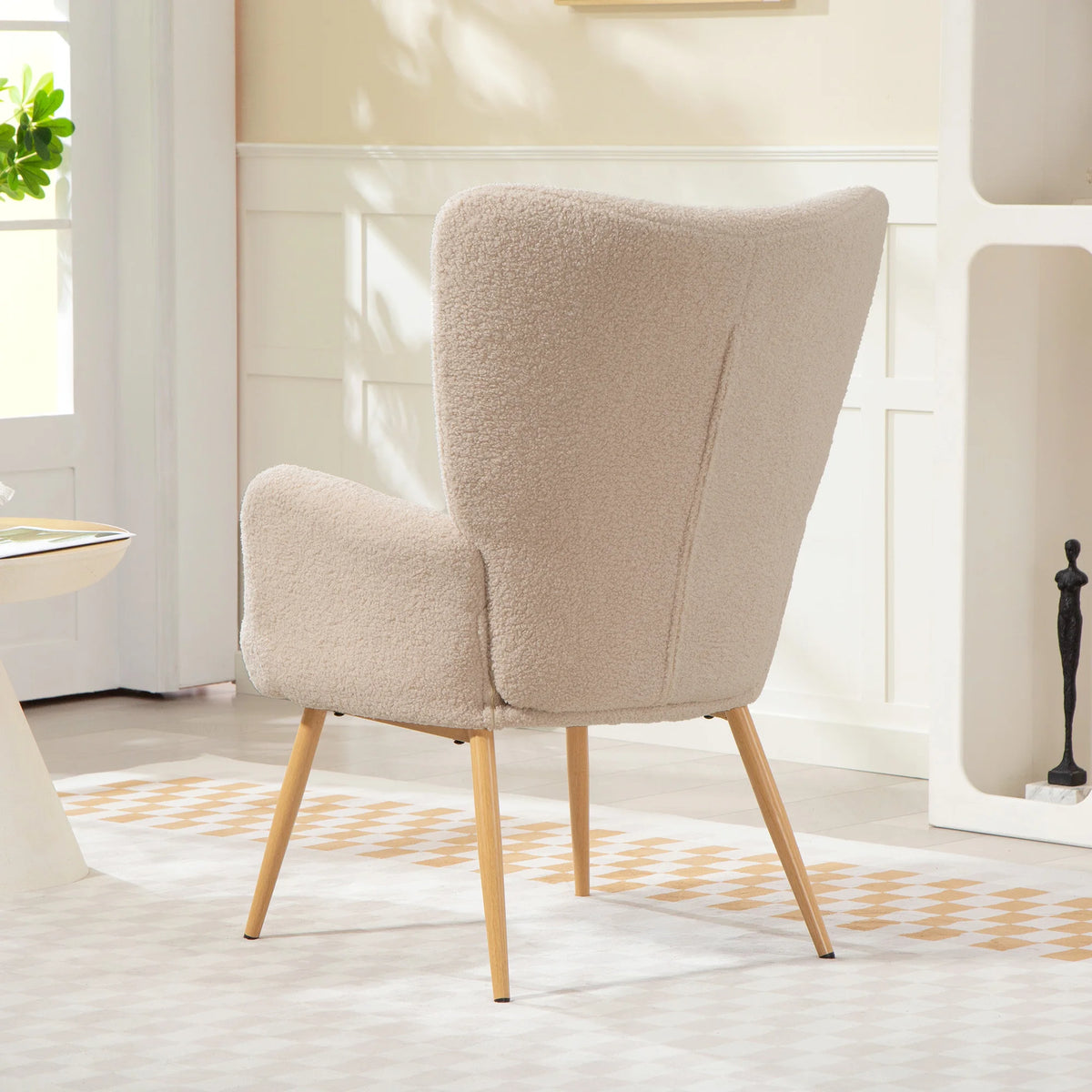 Fauteuil beige à oreilles, vue arrière en situation