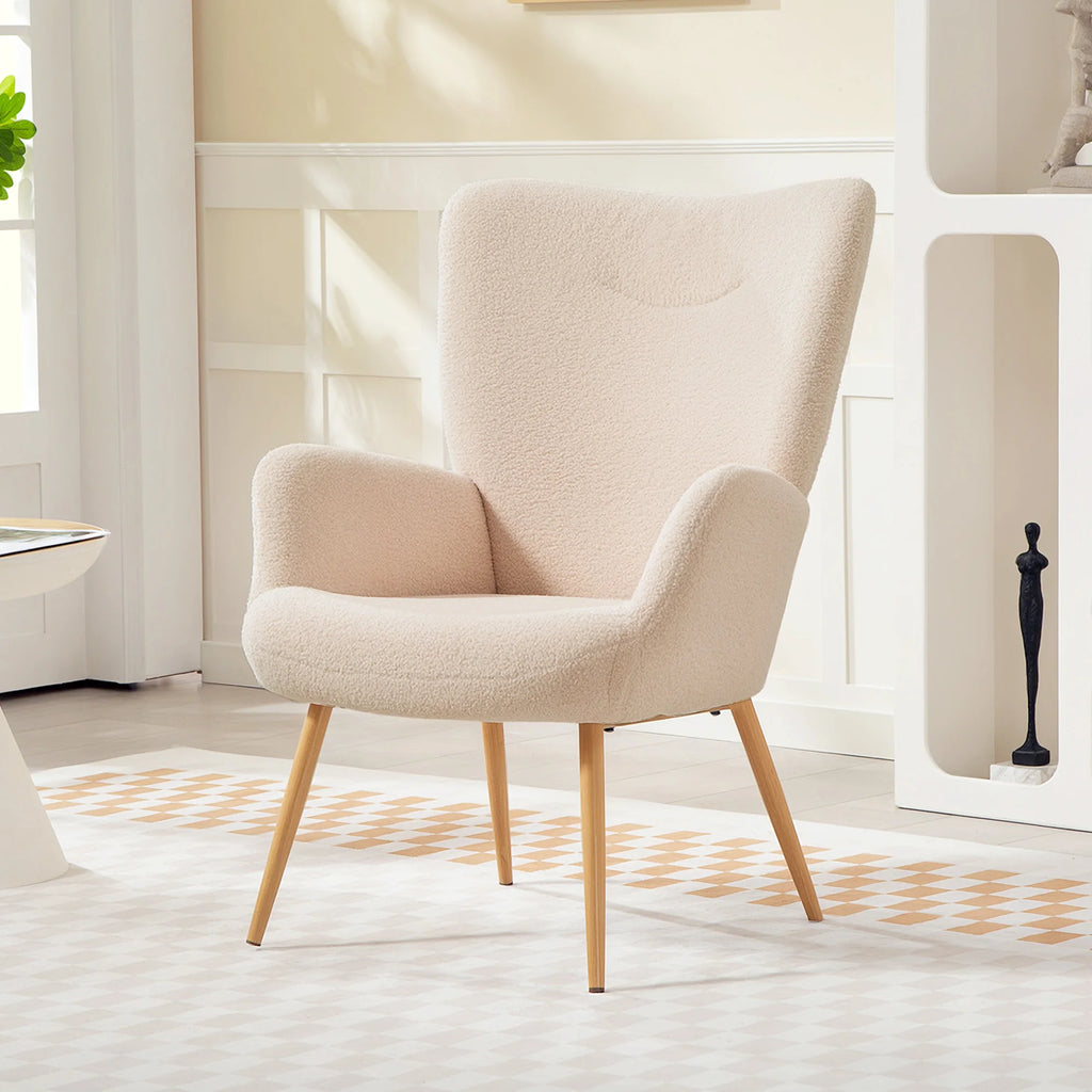 Fauteuil beige à oreilles, vue frontale dans un salon