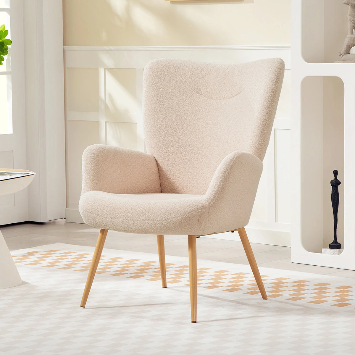 Fauteuil beige à oreilles, vue frontale dans un salon