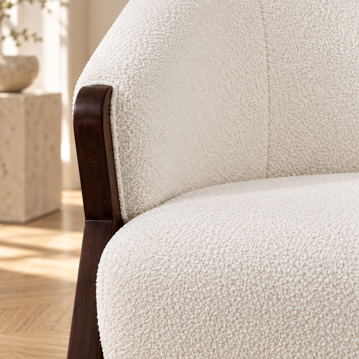 Fauteuil blanc en tissu bouclé à structure en bois foncé, gros plan du revêtement et des finitions