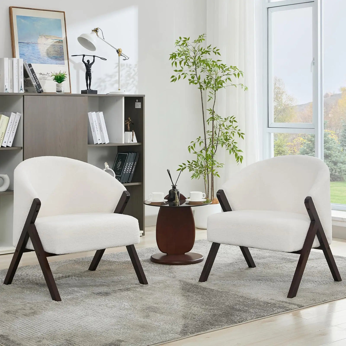 Fauteuil blanc en tissu bouclé à structure en bois foncé, vue de profil en situation