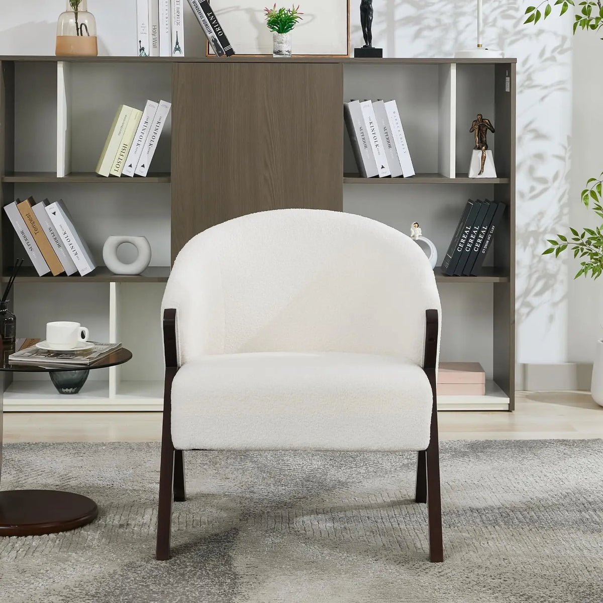 Fauteuil en tissu bouclé à structure en bois foncé