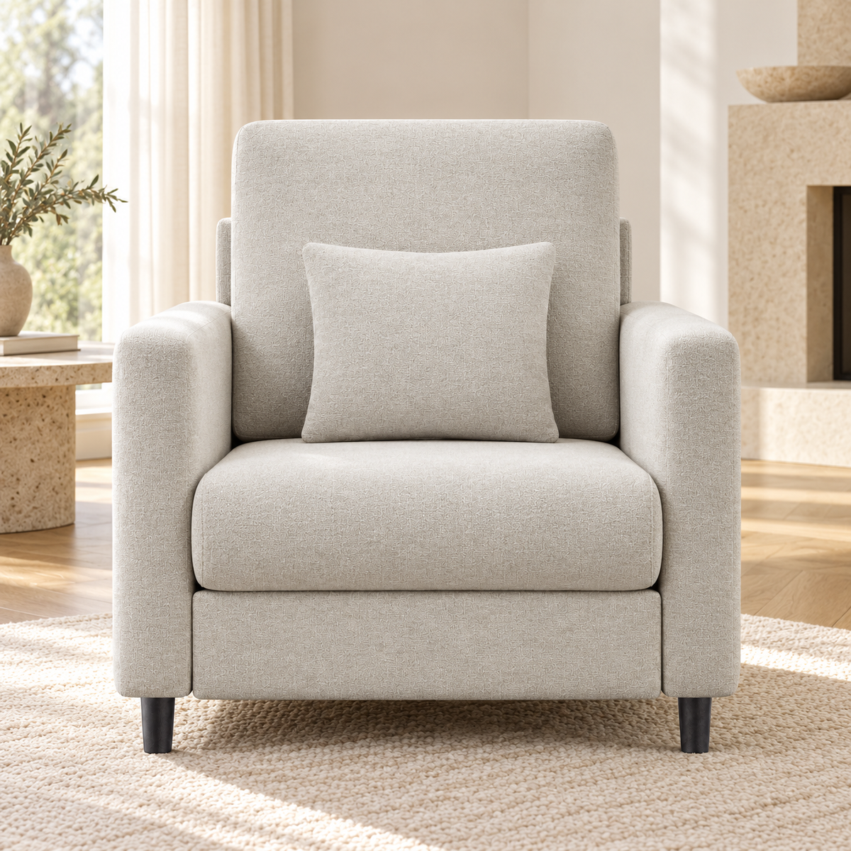 Fauteuil compact beige à accoudoirs rembourrés, autre angle dans un salon lumineux