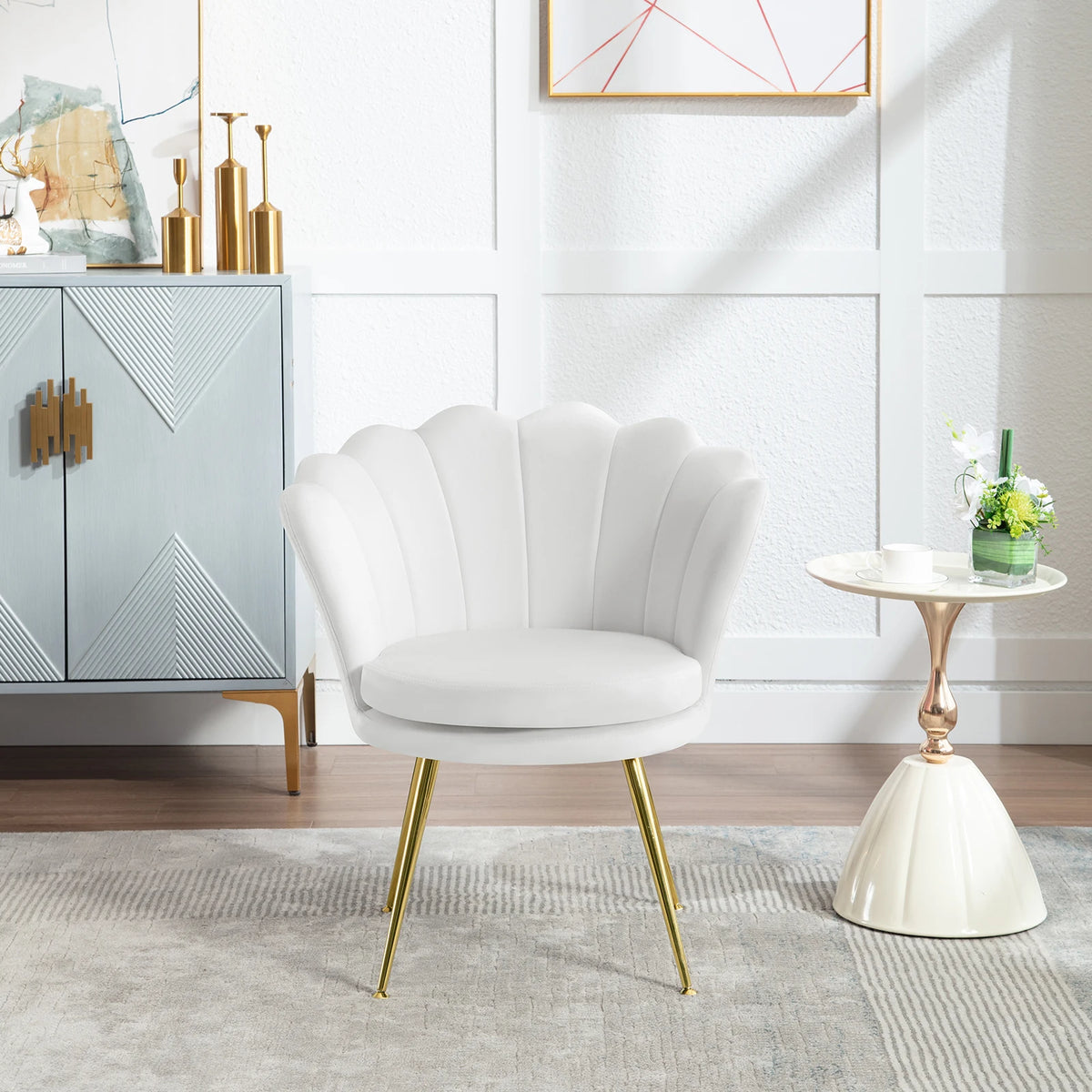 Fauteuil coquille en velours à pieds en métal, blanc, dans un intérieur