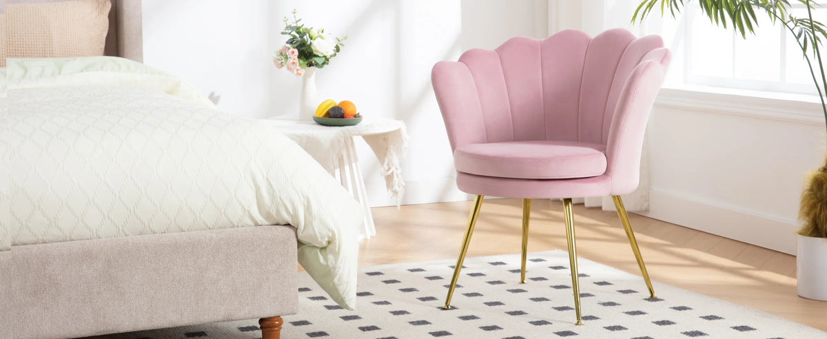 Fauteuil coquille en velours à pieds en métal, rose, dans une chambre