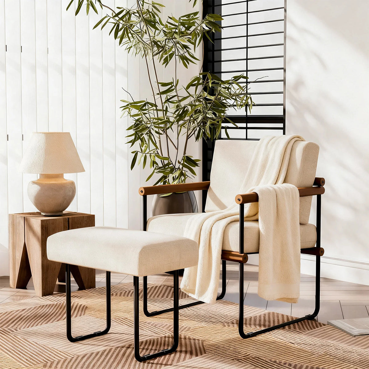 Fauteuil crème à cadre métal et accoudoirs bois, version avec repose-pieds dans un salon