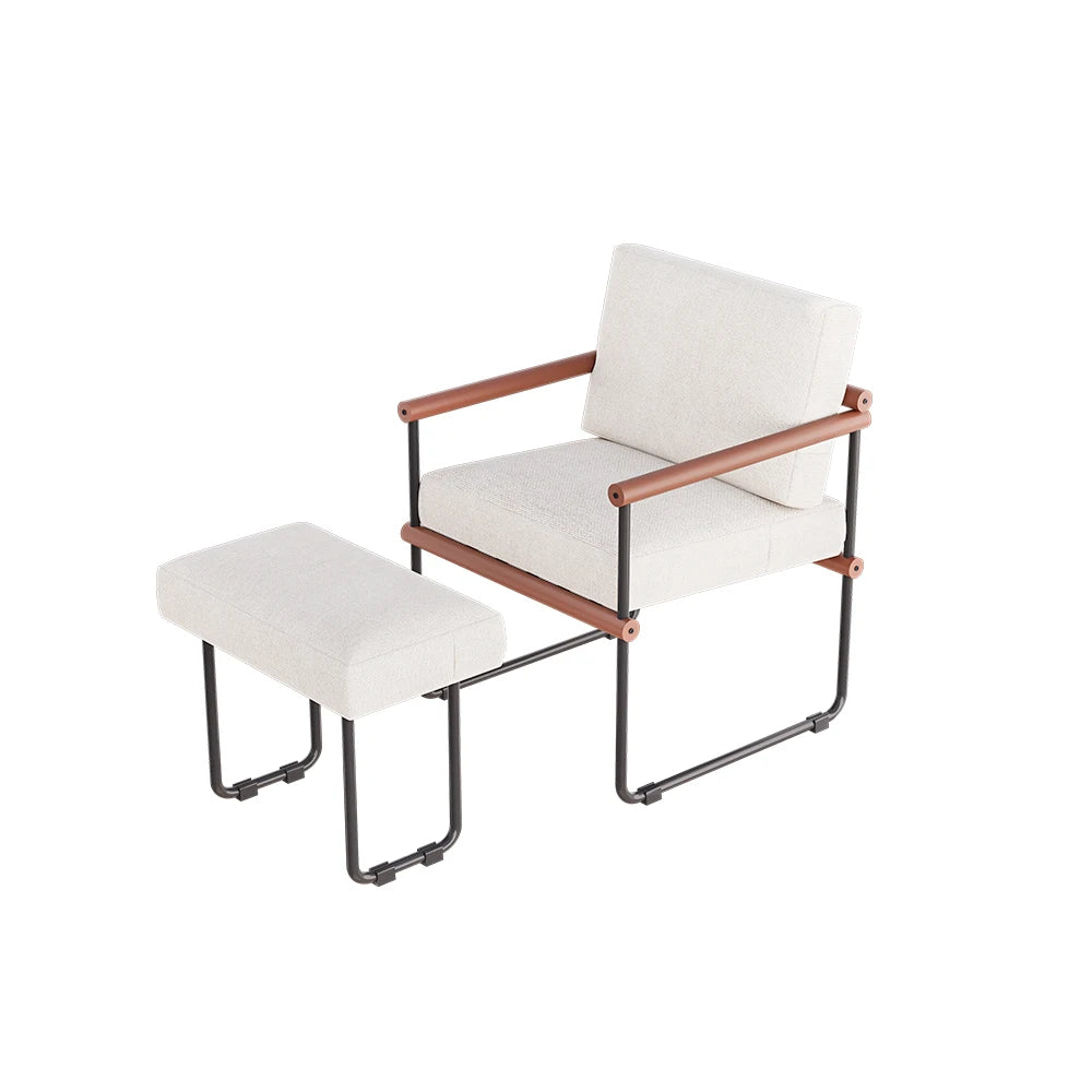 Fauteuil crème à cadre métal et accoudoirs bois, version avec repose-pieds sur fond blanc