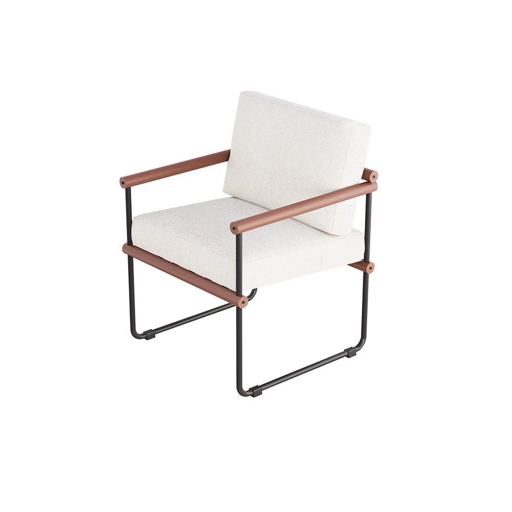 Fauteuil crème à cadre métal et accoudoirs bois, version fauteuil seul sur fond blanc