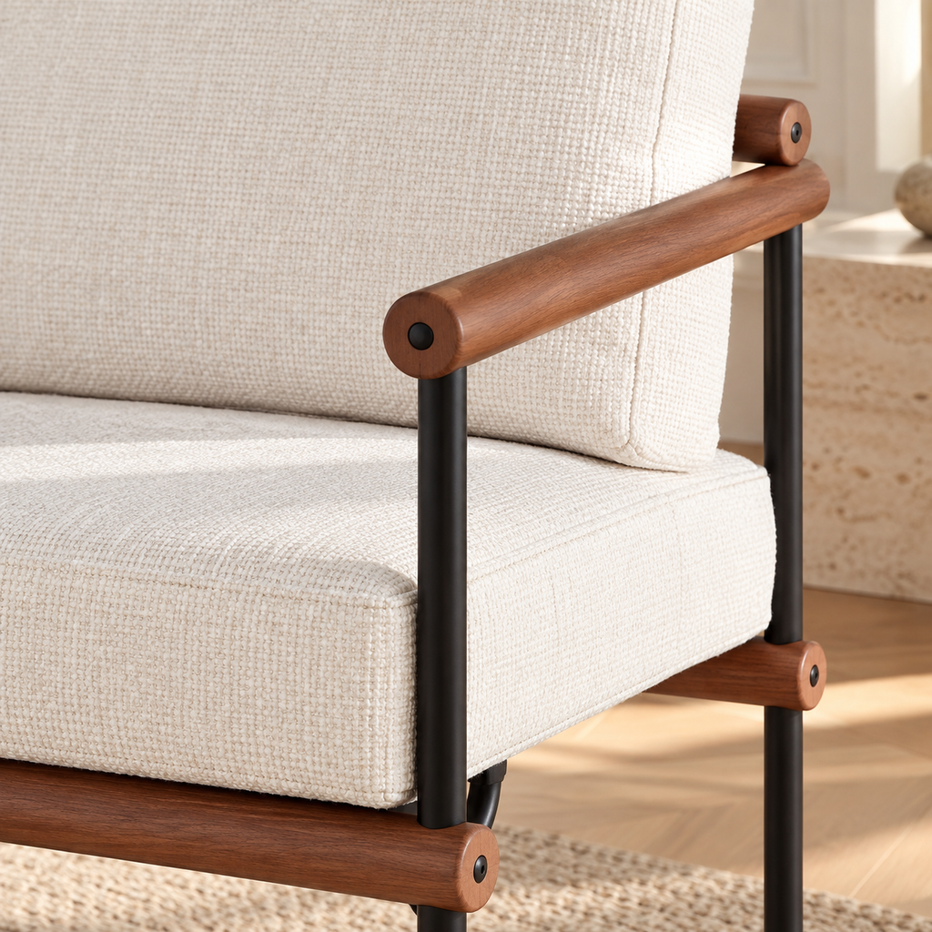 Fauteuil crème à cadre métal et accoudoirs bois, version fauteuil seul, gros plan du revêtement et des finitions
