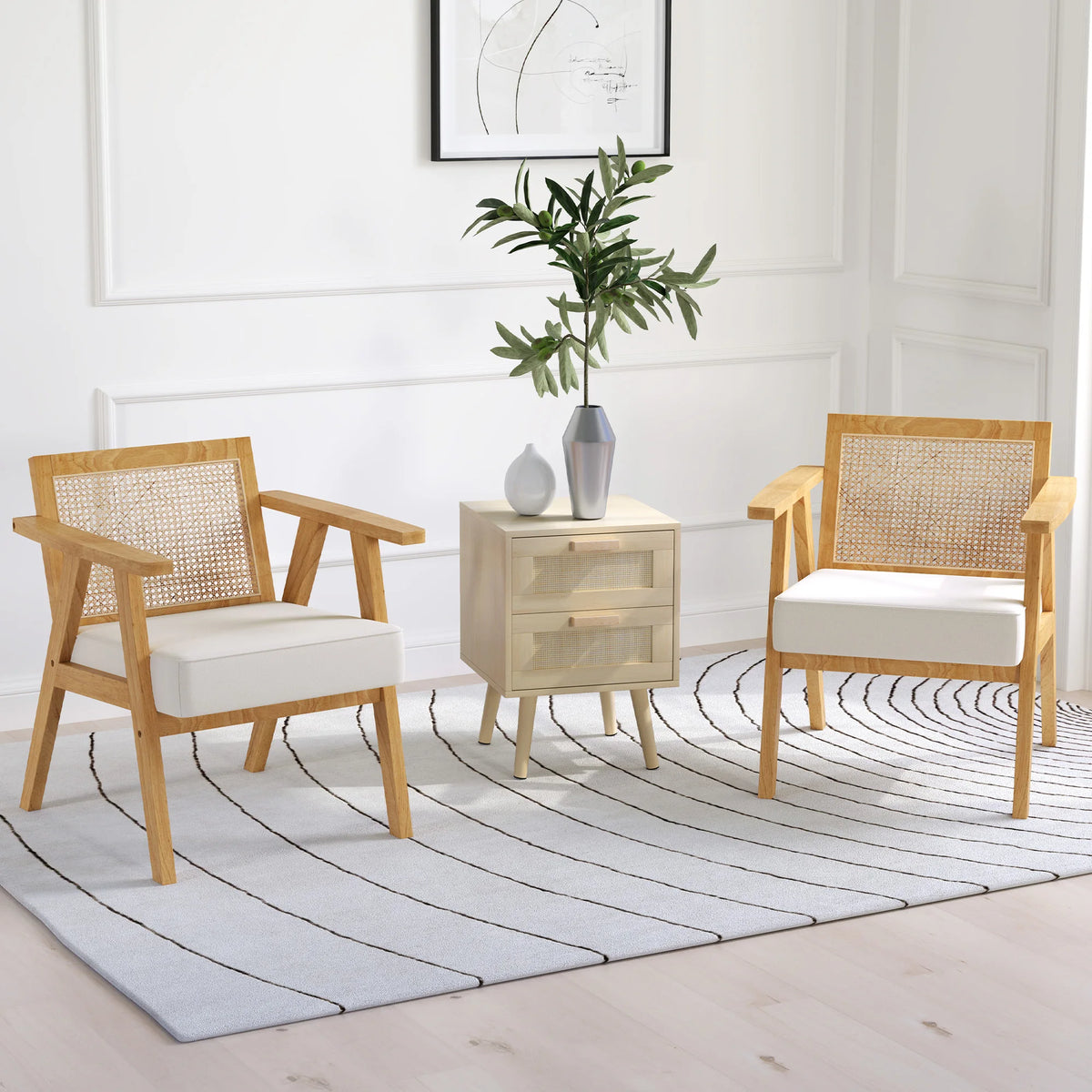 Deux fauteuils d'appoint en rotin et bois, coussin beige, dans un salon avec table d'appoint