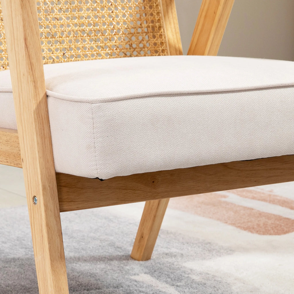 Fauteuil d'appoint en rotin et bois, détail du coussin d'assise beige
