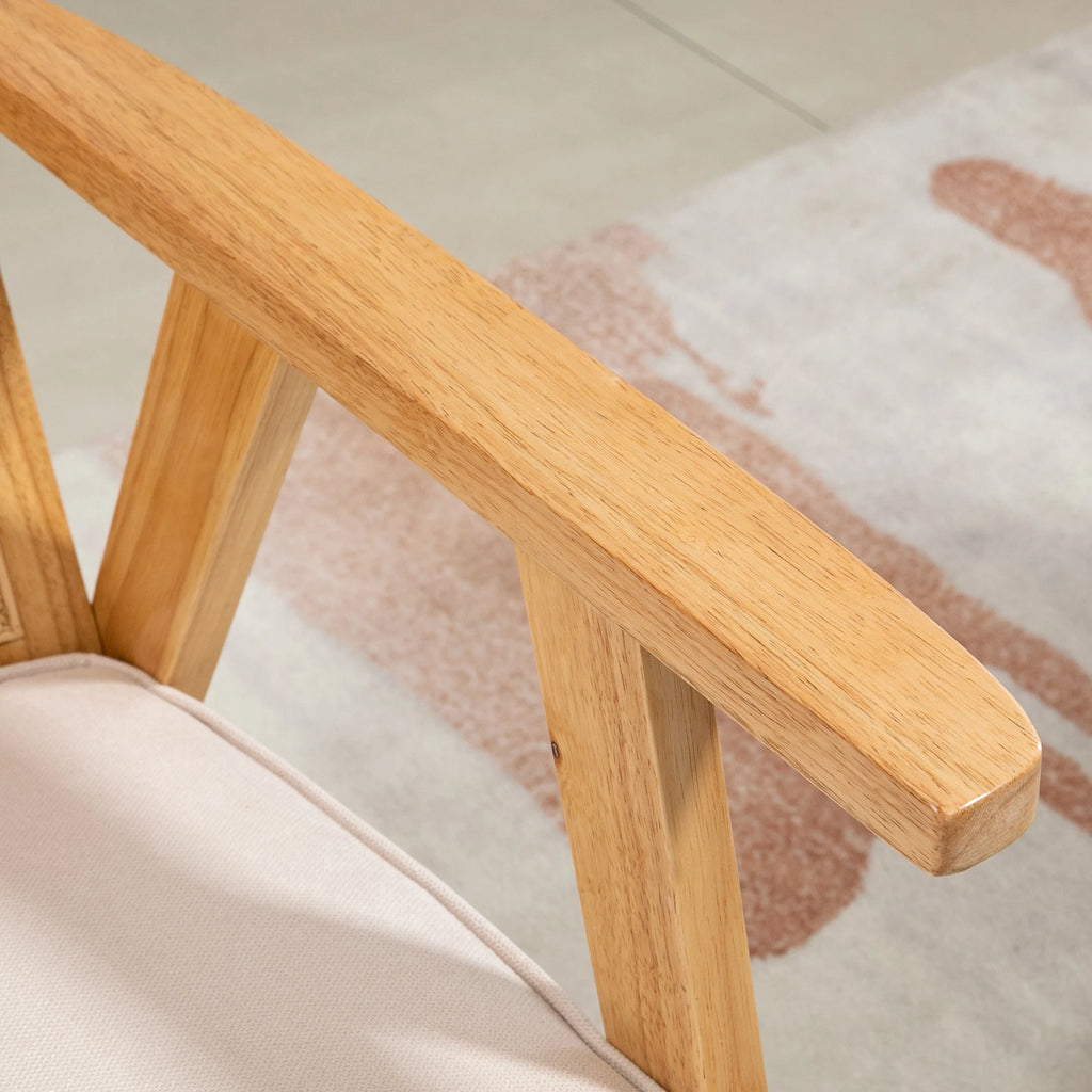 Fauteuil d'appoint en rotin et bois, détail de l'accoudoir en bois