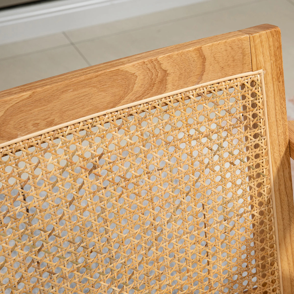 Fauteuil d'appoint en rotin et bois, détail du cannage du dossier