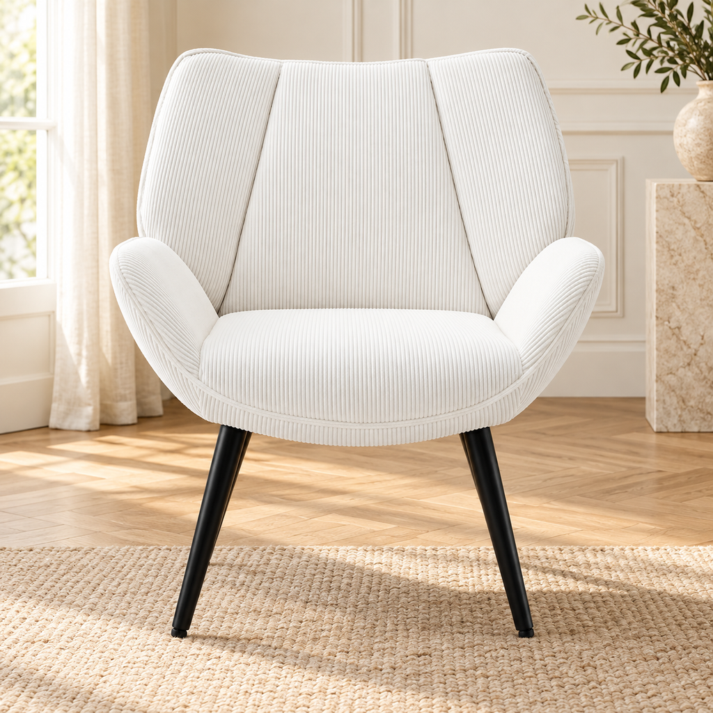 Fauteuil d’appoint blanc en velours côtelé à pieds noirs, autre angle dans un salon lumineux