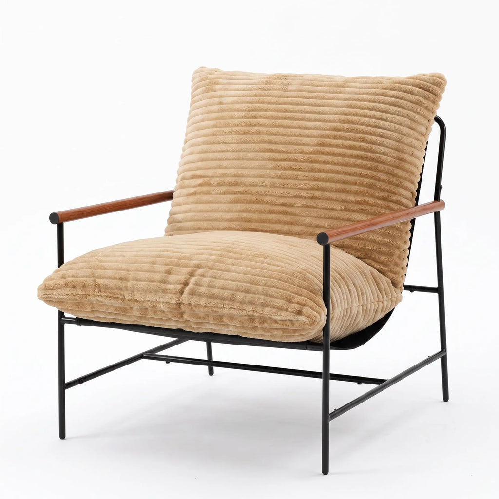 Fauteuil de détente côtelé brun clair à cadre métal et accoudoirs bois, vue sur fond blanc