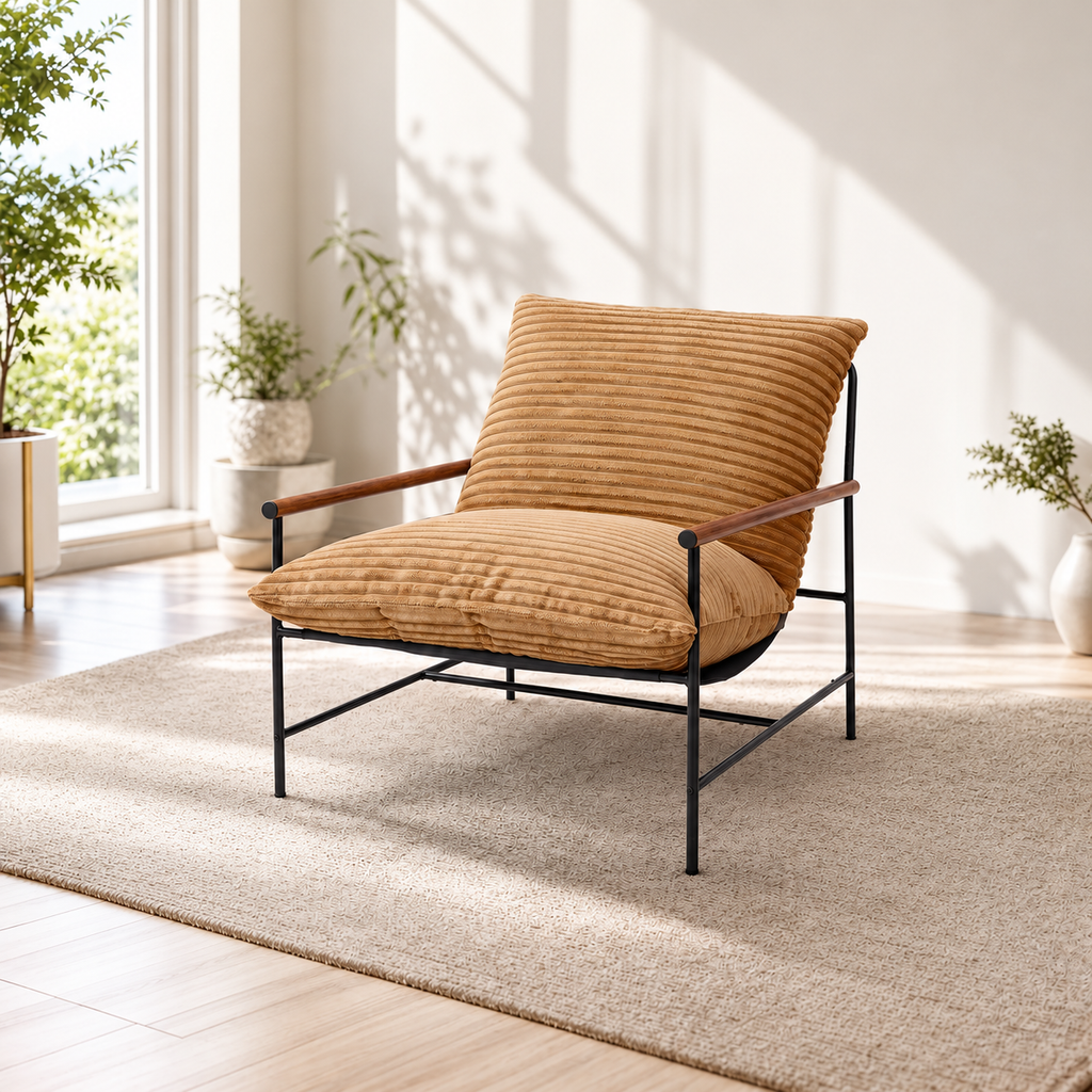 Fauteuil de détente côtelé brun clair à cadre métal et accoudoirs bois, dans un salon lumineux