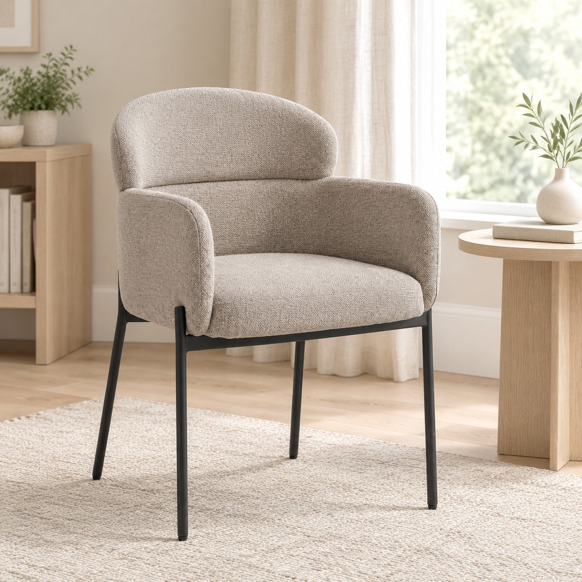 Fauteuil en chenille à pieds en métal, autre angle près d’une fenêtre