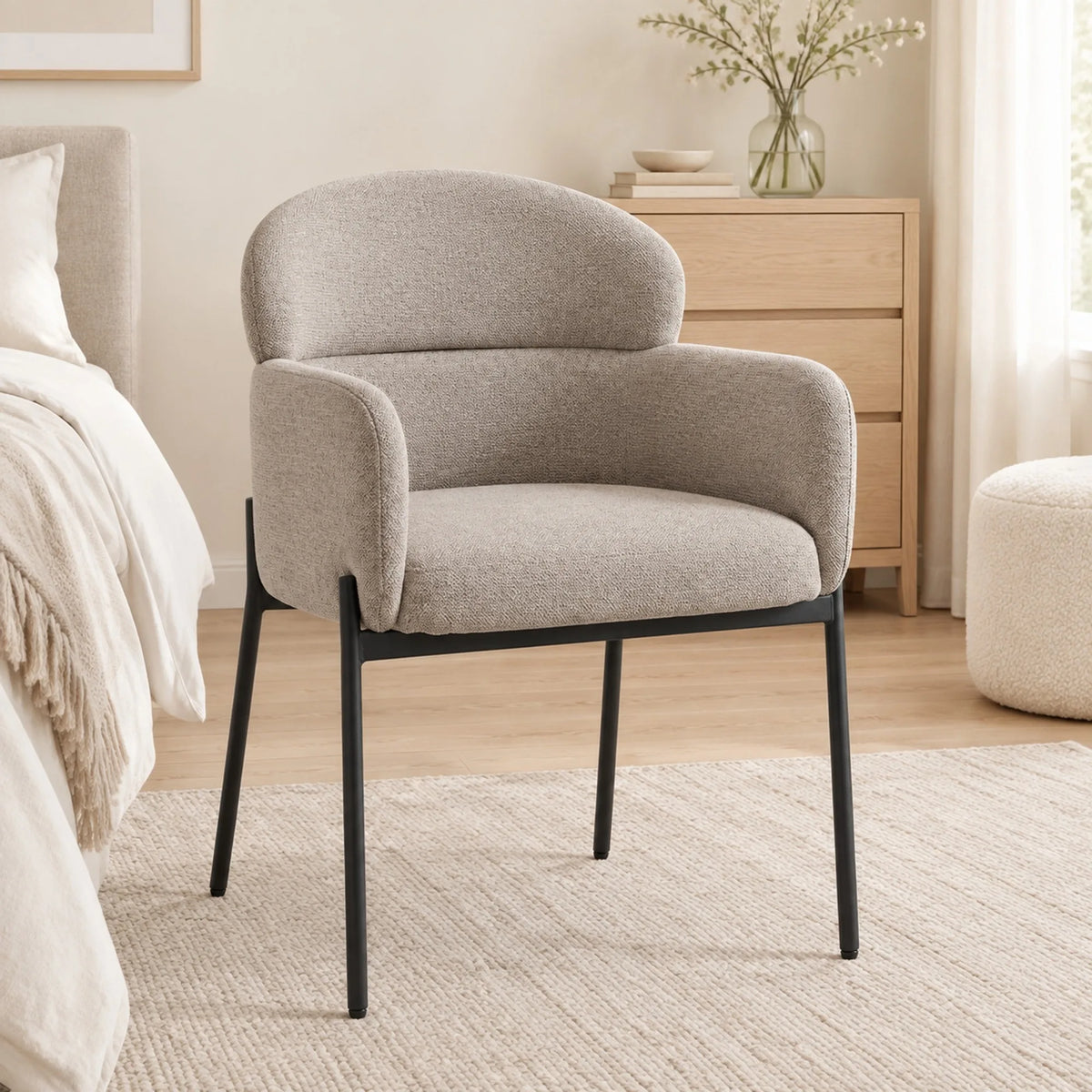 Fauteuil en chenille à pieds en métal, dans un salon à la lumière du jour