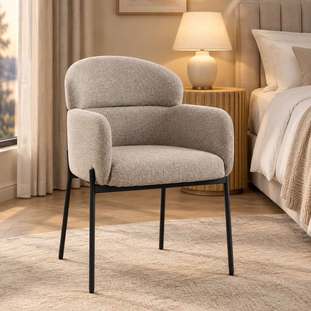 Fauteuil en chenille à pieds en métal, dans un salon en soirée