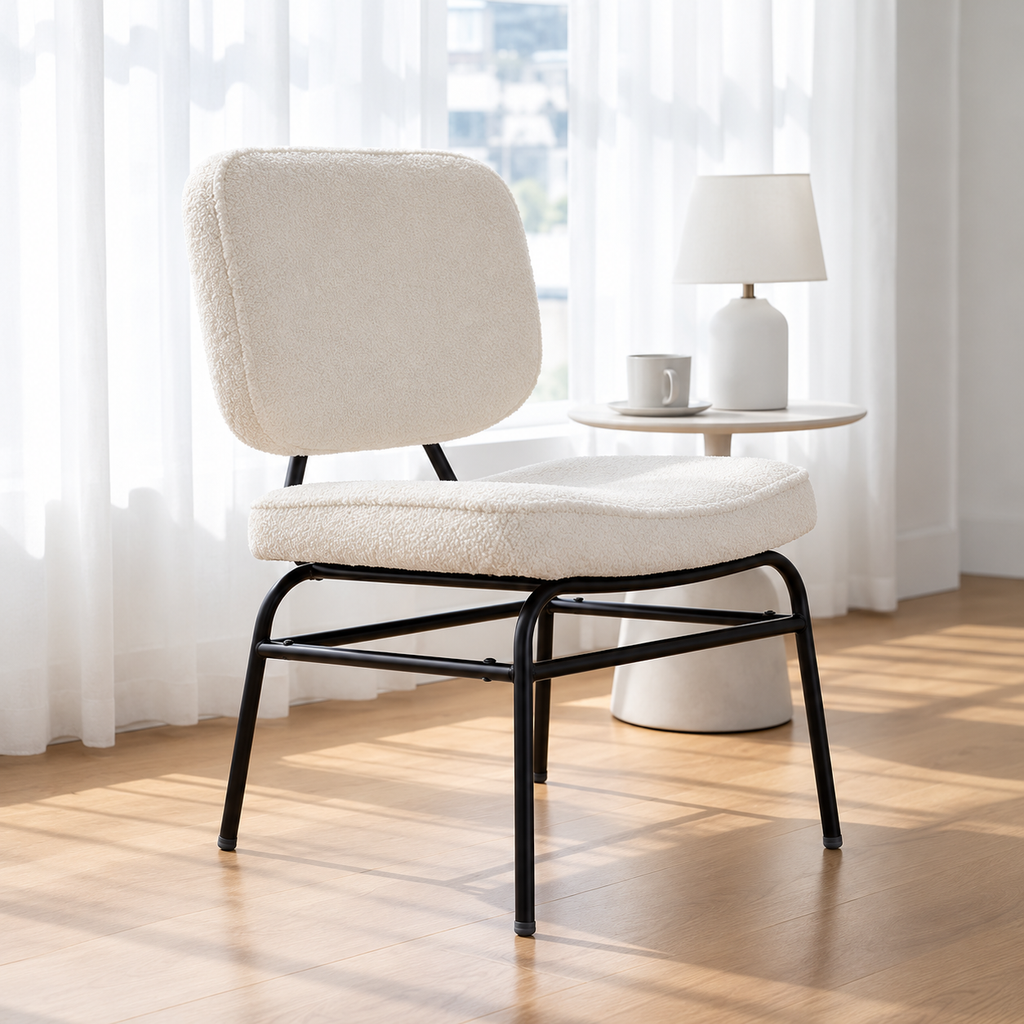 Fauteuil en sherpa crème à structure métal noire, autre vue dans un salon