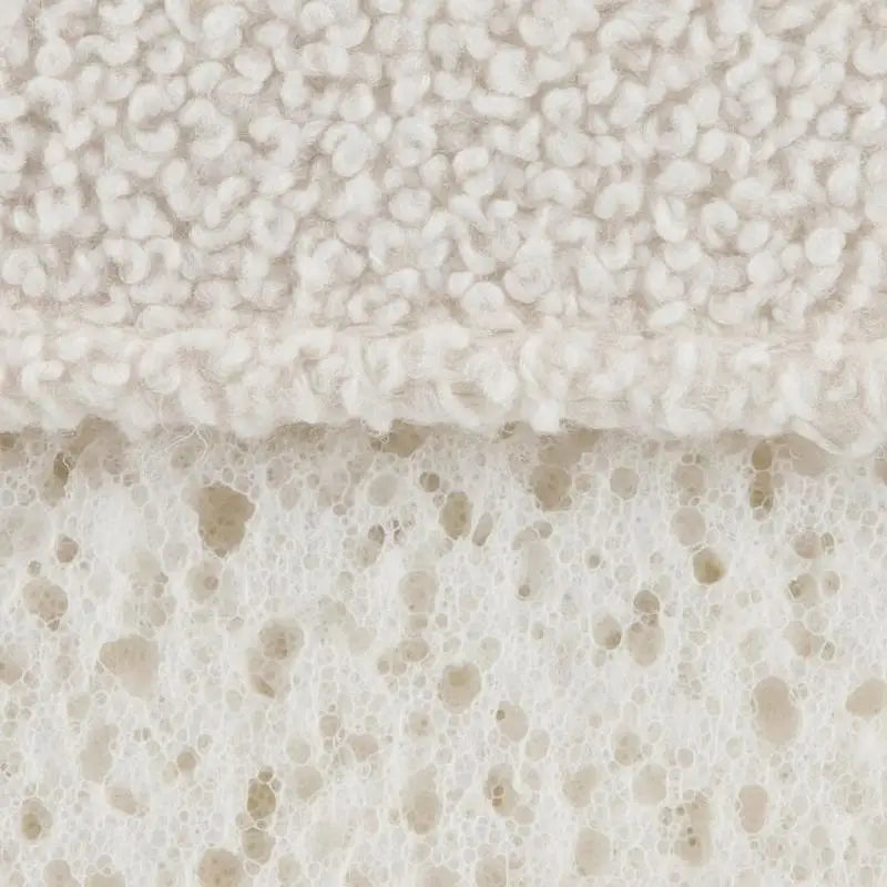 Fauteuil en sherpa crème à structure métal noire, détail du tissu sherpa