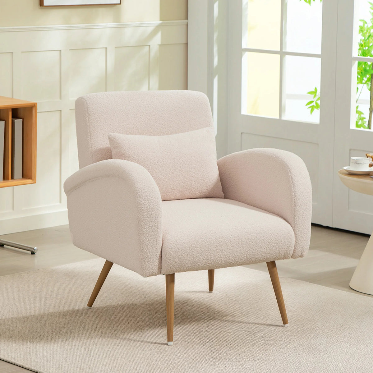 Fauteuil en tissu bouclé à pieds en bois, autre angle de vue