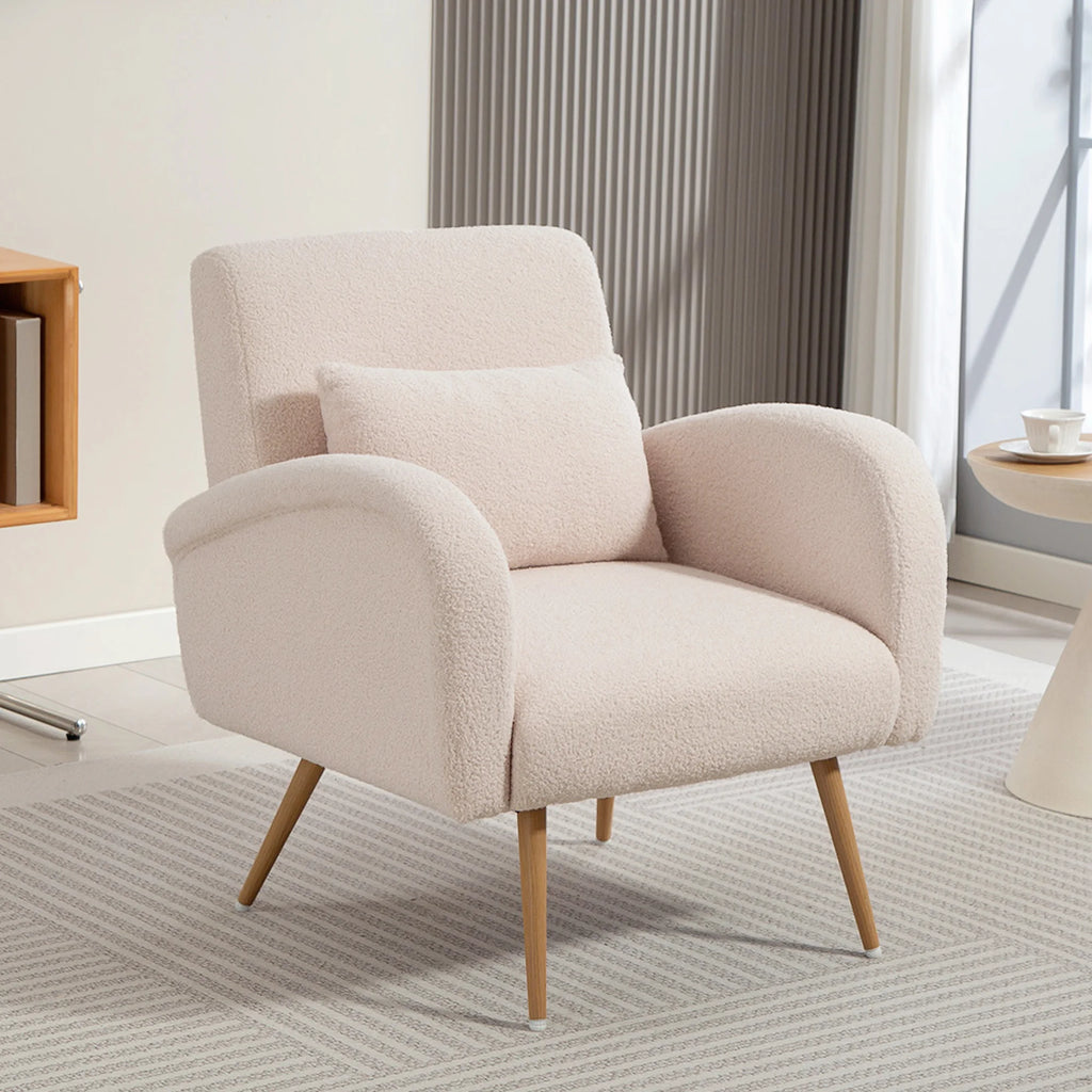 Fauteuil en tissu bouclé à pieds en bois, dans un salon