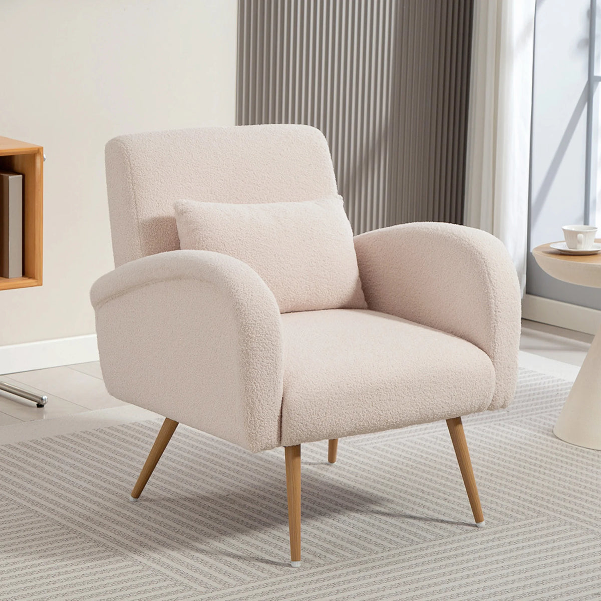 Fauteuil en tissu bouclé, assise large, pieds bois
