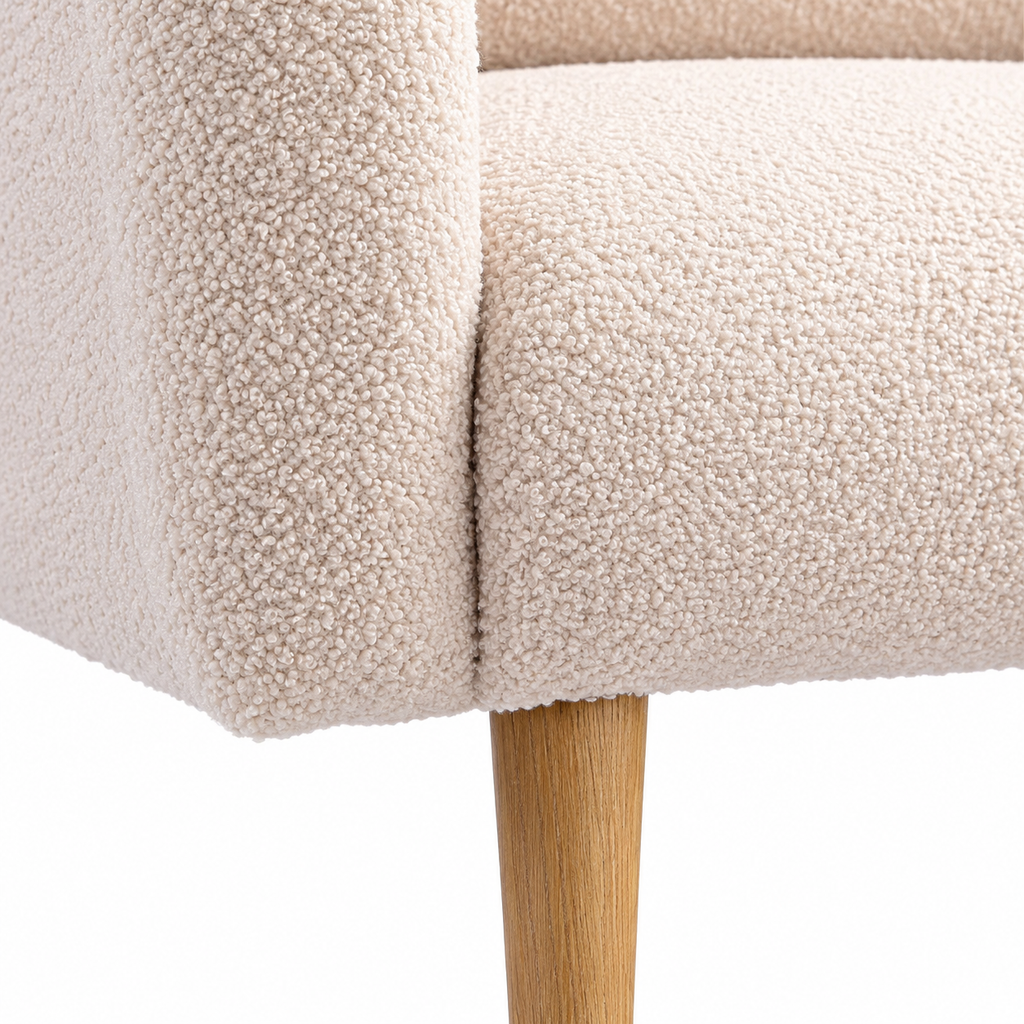Fauteuil en tissu bouclé à pieds en bois, détail du tissu bouclé et du pied en bois