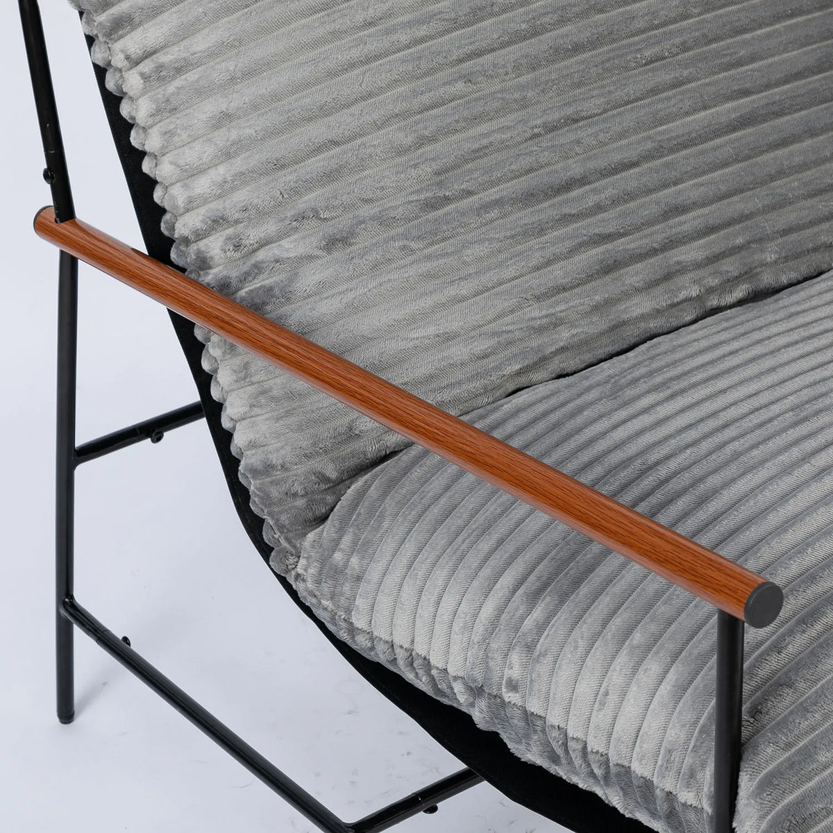 Fauteuil en velours côtelé à accoudoirs en bois et cadre métal, détail de l’accoudoir en bois