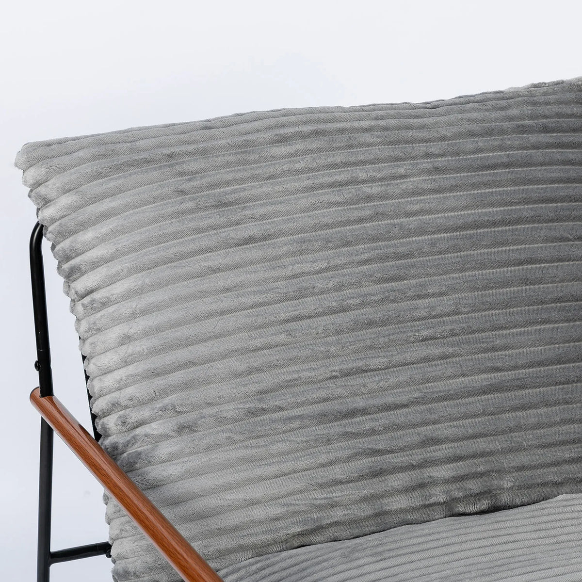Fauteuil en velours côtelé à accoudoirs en bois et cadre métal, gris, détail du dossier