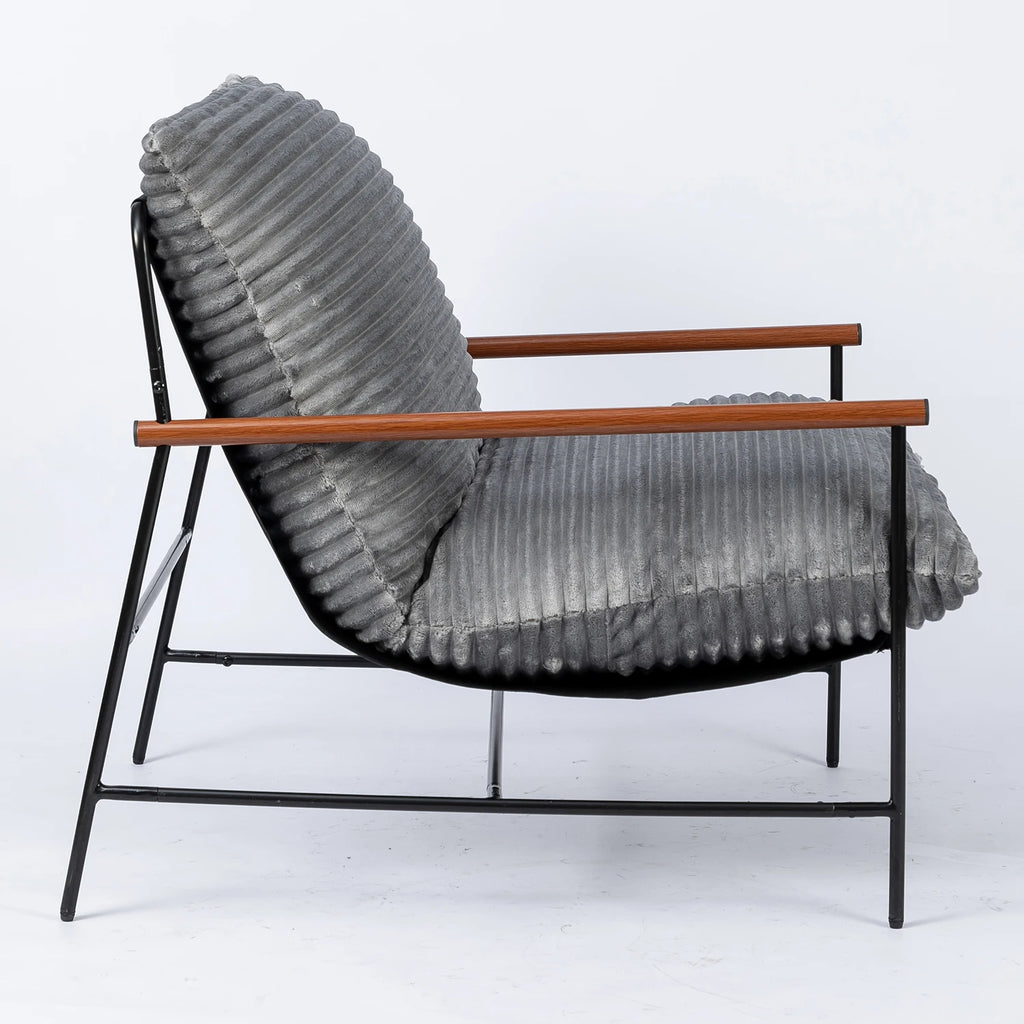 Fauteuil en velours côtelé à accoudoirs en bois et cadre métal, gris, vue de profil