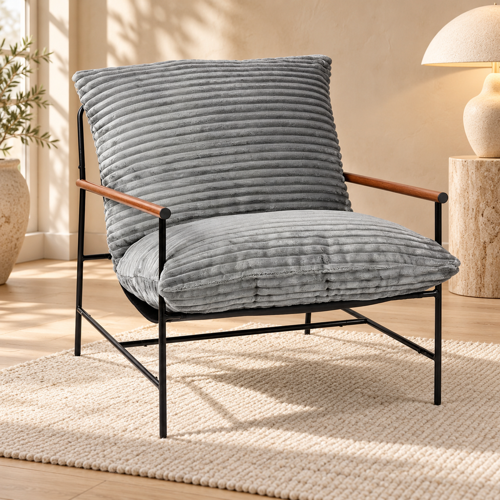Fauteuil en velours côtelé à accoudoirs en bois et cadre métal, gris, dans un espace lecture