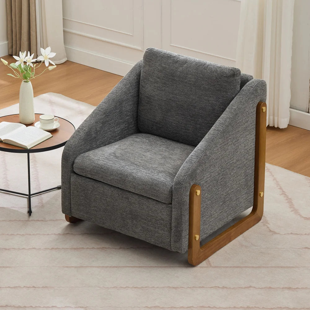 Fauteuil gris en chenille à structure bois apparente, vue de trois quarts dans un salon