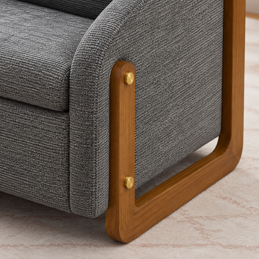 Fauteuil gris en chenille à structure bois apparente, détail de la structure en bois et du tissu