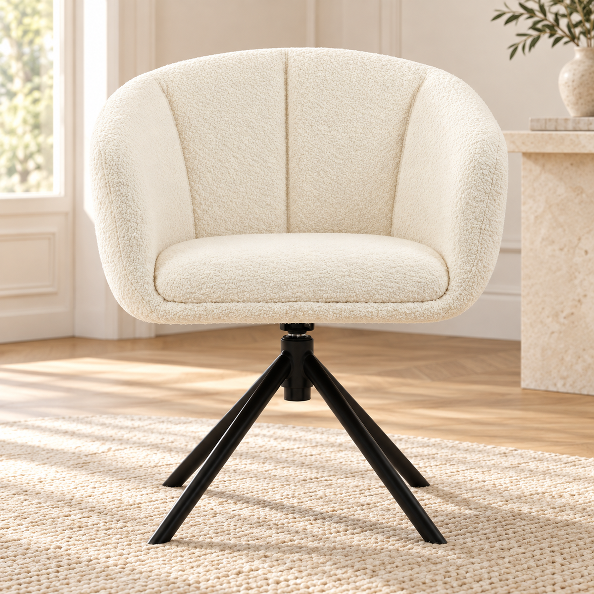 Fauteuil pivotant crème, autre angle dans un salon lumineux