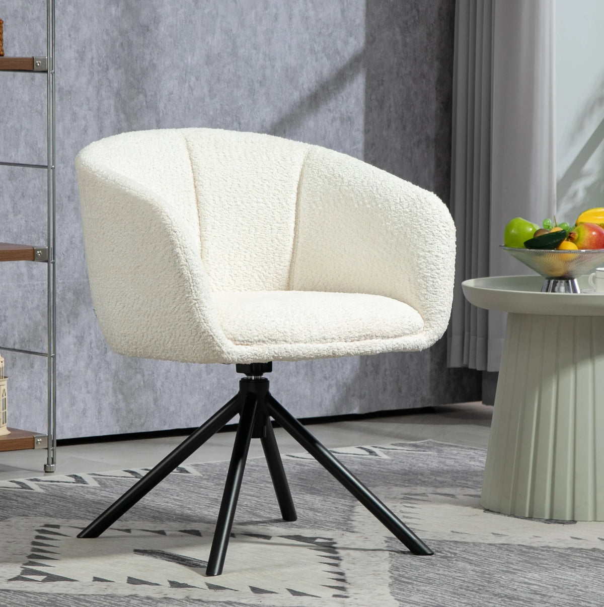 Fauteuil pivotant crème, dans un salon