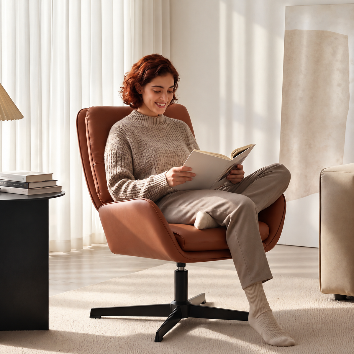 Fauteuil pivotant marron aspect cuir à pied étoile noir, assise utilisée pour lire dans un salon