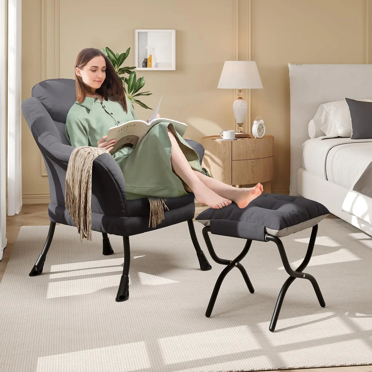 Fauteuil relax gris avec repose-pieds assorti, assise utilisée avec le repose-pieds