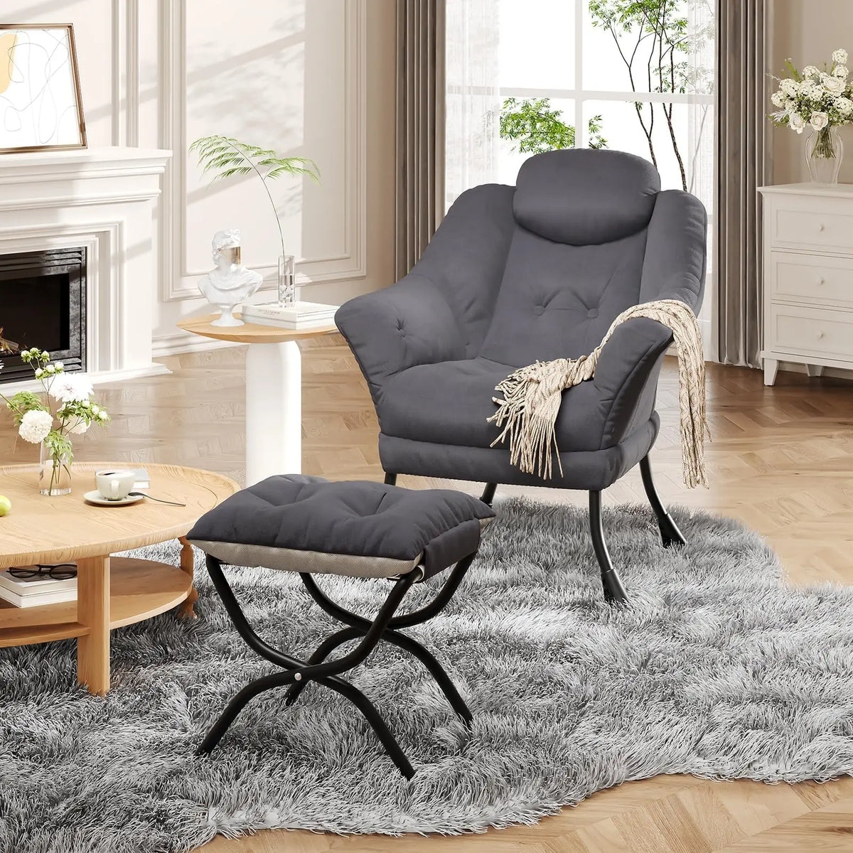Fauteuil de détente en velours gris avec repose-pieds