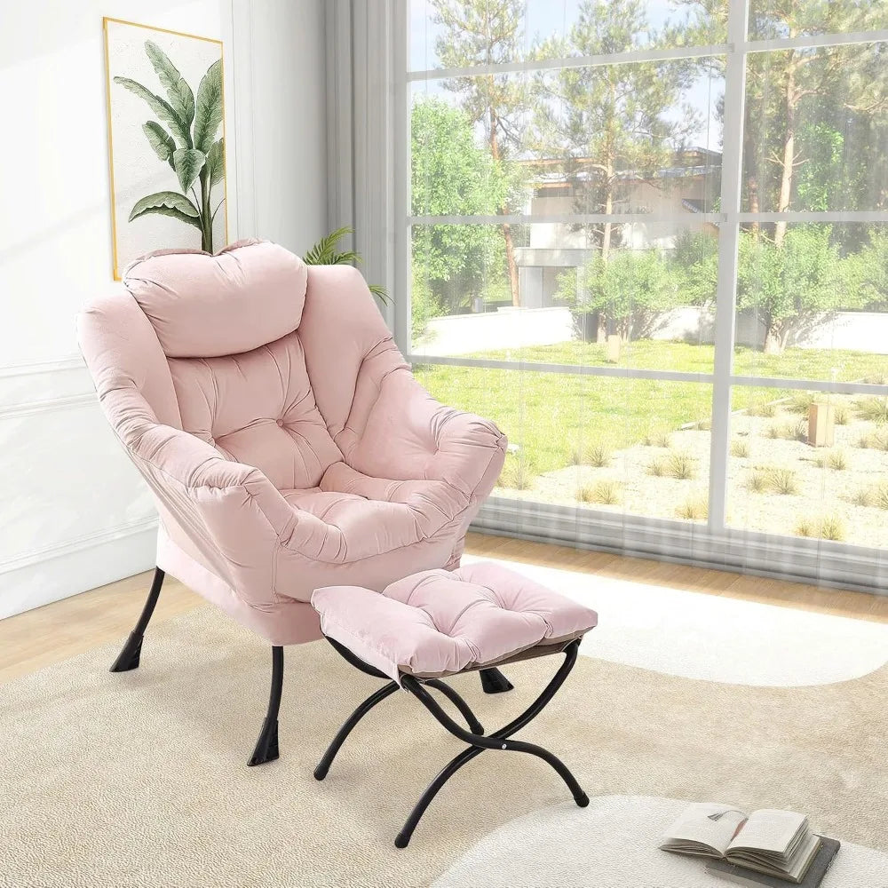 Fauteuil relax rose en velours avec repose-pieds, autre vue de l’ensemble dans un salon